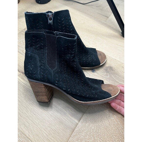Women's TOMS Black Majorca Perforated Suede Peep Toe Ankle Bootie Block Heel 8.5 - Picture 4 of 7